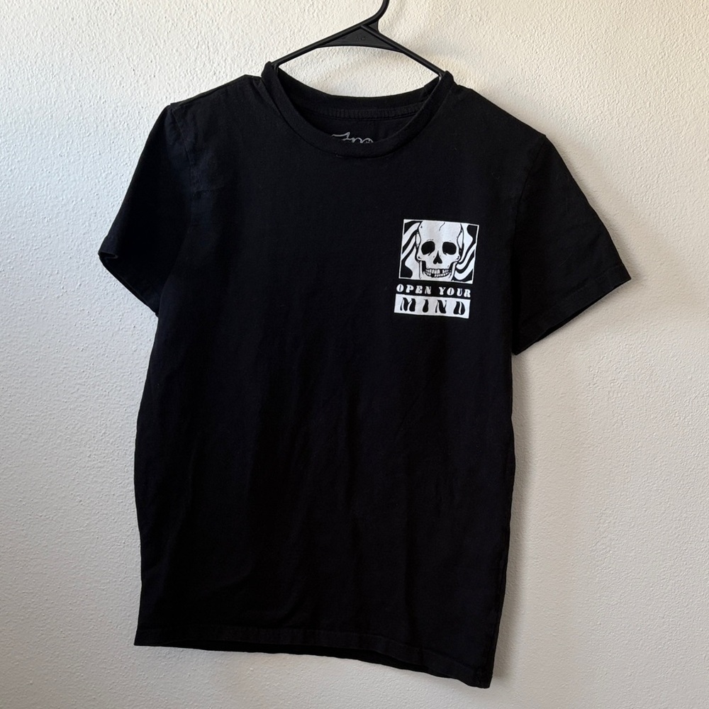Men’s Black Graphic Tee with Skull Design